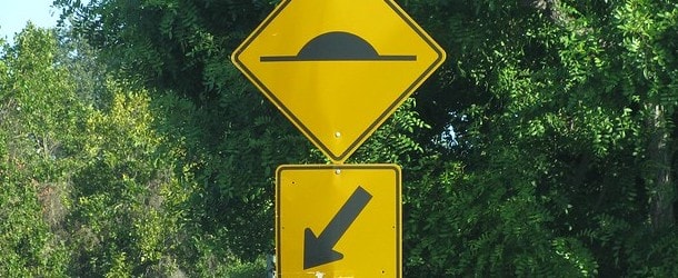 speed bump sign